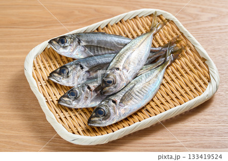ざるに盛った小あじ ざるに盛った小あじ 133419524