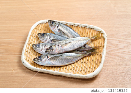 ざるに盛った小あじ 133419525