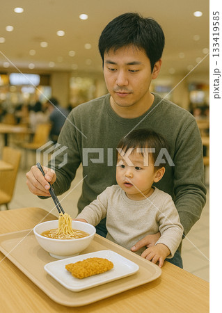 フードコートで食事をしている日本人の男児とパパ_AI生成 133419585