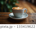 カフェのテーブルの上にあるコーヒー 133419622
