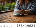 コーヒーを飲む女性 133419623
