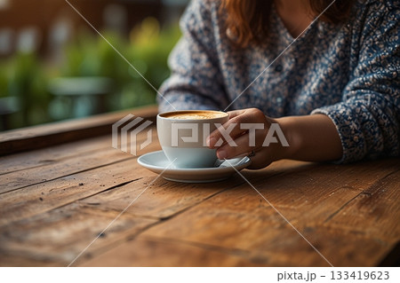コーヒーを飲む女性 133419623