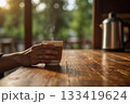 コーヒーを持つ手 133419624