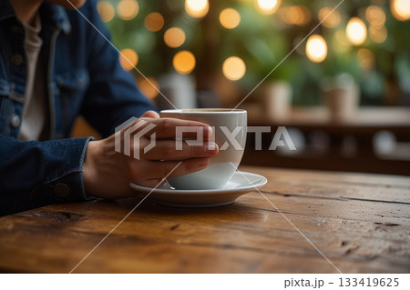 コーヒーを飲む男性 133419625