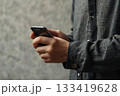 スマホを操作する男性の手元 133419628
