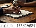 ノートにメモを書く人 133419629