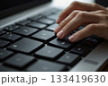 キーボードを打つ手 133419630