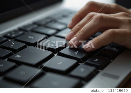 キーボードを打つ手 133419630