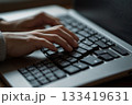 ノートパソコンを操作する女性の手 133419631