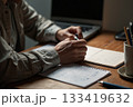 資料を書く男性 133419632