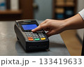 空港で自動チェックイン機を使う女性 133419633