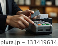 クレジットカードを使うビジネスマン手元 133419634