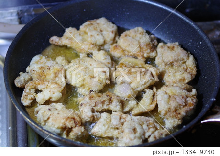 油で揚げた唐揚げ 133419730