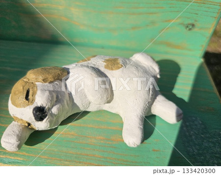 ひなたぼっこでお昼寝する犬 133420300