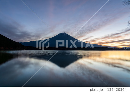 秋のの田貫湖の水面に映る夜明けの富士 133420364