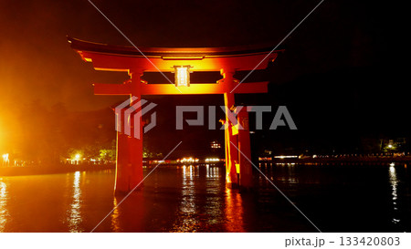 厳島神社　ライトアップされた大鳥居 133420803