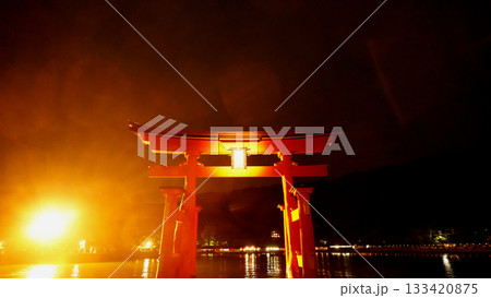 厳島神社　ライトアップされた大鳥居 133420875