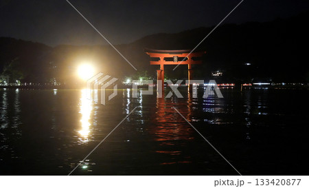厳島神社 ライトアップされた大鳥居 厳島神社 ライトアップされた大鳥居 133420877