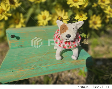 黄色いお花とブルテリア 黄色いお花とブルテリア 133421074