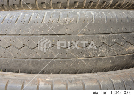 摩耗タイヤ スリップサイン ひび割れたタイヤ 摩耗タイヤ スリップサイン ひび割れたタイヤ 133421088