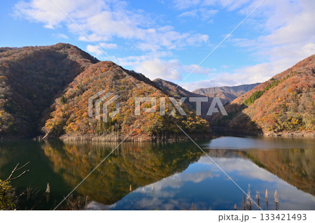 紅葉に染まった山 紅葉に染まった山 133421493