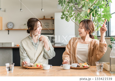 カフェ巡りをして女友達・ママ友と美味しいランチを食べる女性（女子会） 133421539