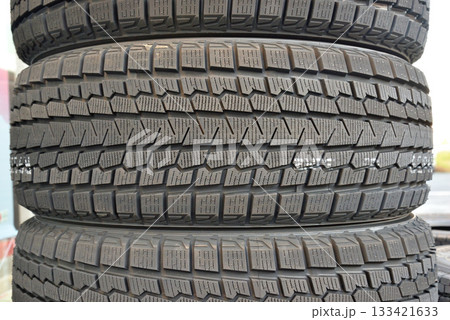 積み重ねた新品スタッドレスタイヤ 積み重ねた新品スタッドレスタイヤ 133421633