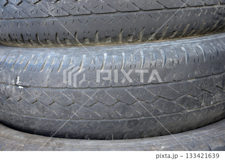 摩耗タイヤ スリップサイン ひび割れたタイヤ 摩耗タイヤ スリップサイン ひび割れたタイヤ 133421639