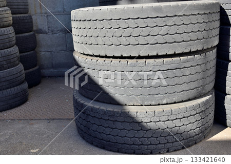 摩耗タイヤ スリップサイン ひび割れたタイヤ 133421640
