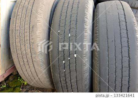 摩耗タイヤ スリップサイン ひび割れたタイヤ 133421641