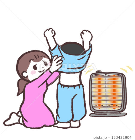 電気ストーブの前で着替える子供のイラスト 133421904