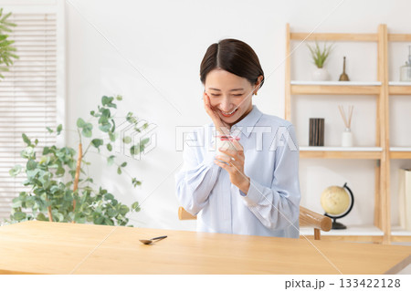 ヨーグルトを食べる女性 133422128