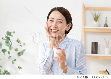 ヨーグルトを食べる女性 133422129