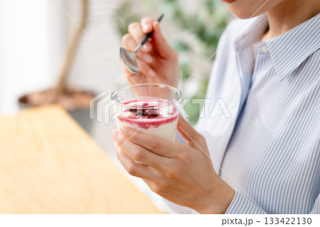 ヨーグルトを食べる女性 133422130