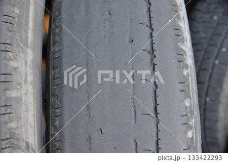 摩耗タイヤ スリップサイン ひび割れたタイヤ 133422293