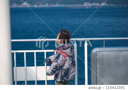 カーフェリーに乗る少年 133422391