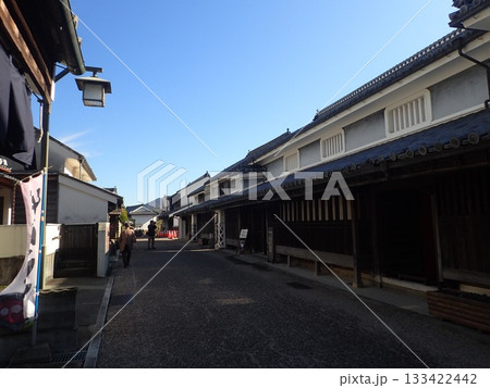 徳島県美馬市の脇城の城下町として栄えた町で伝統的建造物が建ち並び、うだつの町並みと呼ばれる脇町南町 133422442