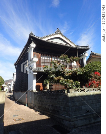 徳島県美馬市の脇城の城下町として栄えた町で伝統的建造物が建ち並び、うだつの町並みと呼ばれる脇町南町 徳島県美馬市の脇城の城下町として栄えた町で伝統的建造物が建ち並び、うだつの町並みと呼ばれる脇町南町 133422448