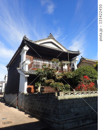 徳島県美馬市の脇城の城下町として栄えた町で伝統的建造物が建ち並び、うだつの町並みと呼ばれる脇町南町 徳島県美馬市の脇城の城下町として栄えた町で伝統的建造物が建ち並び、うだつの町並みと呼ばれる脇町南町 133422450