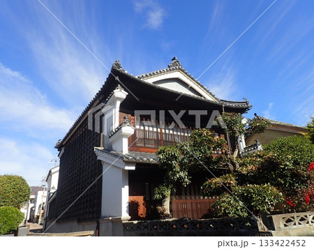 徳島県美馬市の脇城の城下町として栄えた町で伝統的建造物が建ち並び、うだつの町並みと呼ばれる脇町南町 徳島県美馬市の脇城の城下町として栄えた町で伝統的建造物が建ち並び、うだつの町並みと呼ばれる脇町南町 133422452
