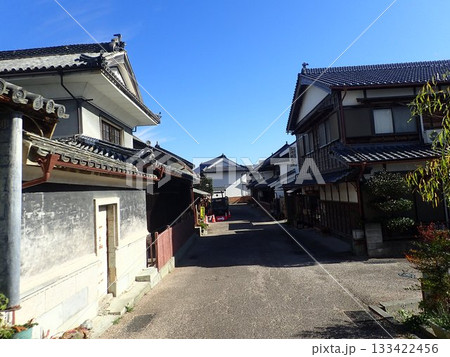 徳島県美馬市の脇城の城下町として栄えた町で伝統的建造物が建ち並び、うだつの町並みと呼ばれる脇町南町 徳島県美馬市の脇城の城下町として栄えた町で伝統的建造物が建ち並び、うだつの町並みと呼ばれる脇町南町 133422456