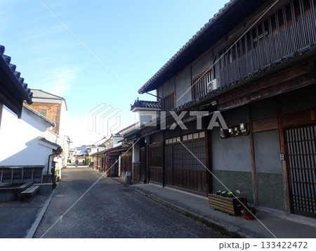 徳島県美馬市の脇城の城下町として栄えた町で伝統的建造物が建ち並び、うだつの町並みと呼ばれる脇町南町 133422472
