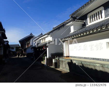 徳島県美馬市の脇城の城下町として栄えた町で伝統的建造物が建ち並び、うだつの町並みと呼ばれる脇町南町 徳島県美馬市の脇城の城下町として栄えた町で伝統的建造物が建ち並び、うだつの町並みと呼ばれる脇町南町 133422476
