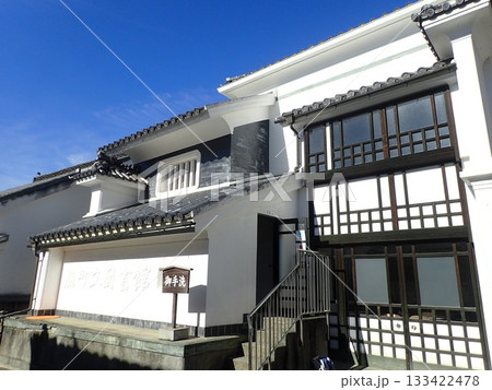 徳島県美馬市の脇城の城下町として栄えた町で伝統的建造物が建ち並び、うだつの町並みと呼ばれる脇町南町 徳島県美馬市の脇城の城下町として栄えた町で伝統的建造物が建ち並び、うだつの町並みと呼ばれる脇町南町 133422478