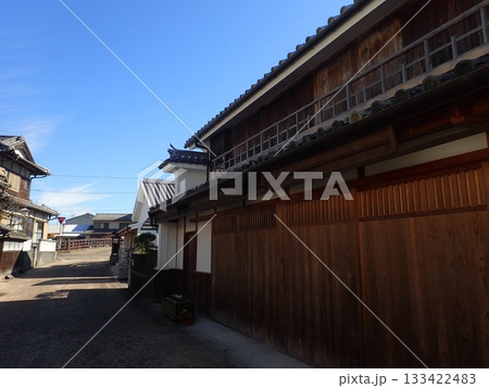 徳島県美馬市の脇城の城下町として栄えた町で伝統的建造物が建ち並び、うだつの町並みと呼ばれる脇町南町 133422483