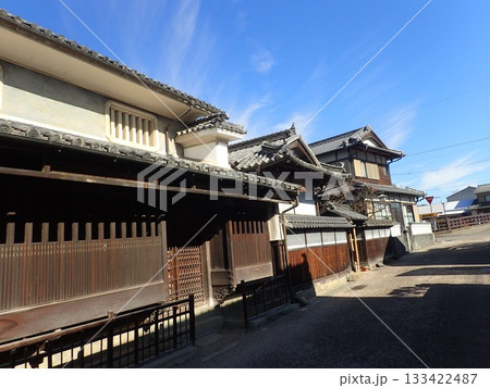 徳島県美馬市の脇城の城下町として栄えた町で伝統的建造物が建ち並び、うだつの町並みと呼ばれる脇町南町 133422487