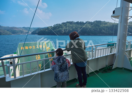 フェリーに乗る親子 133422508