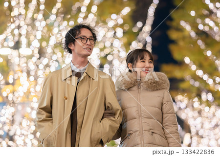 イルミネーションと若い男女 133422836