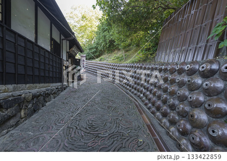 やきもの散歩道のでんでん坂　常滑市 133422859