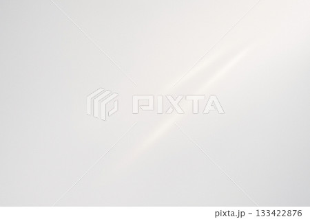 白とグレーの中に柔らかな光の筋が差し込む上品で静かな抽象背景 133422876